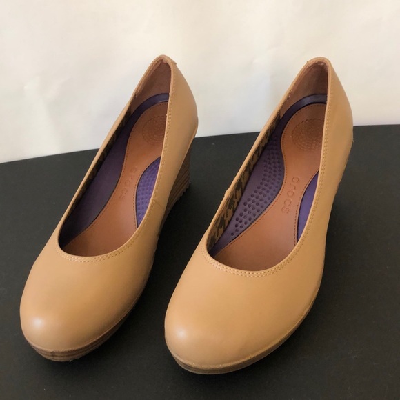 Crocs Tan wedges size 6. - Picture 6 of 8